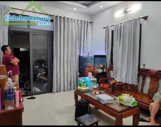 Bán nhà khu VIP Quận 12, ngang 5m7 dài 21, 4 tầng, hẻm xe hơi, gần Tân Bình, giá 6.xxx tỷ