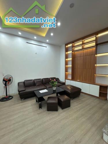 DÂN XÂY CHẮC CHẮN -BÁN GẤP NHÀ PHỐ TRẠM 40M- Ô TÔ ĐỖ CỔNG- FULL NỘI THẤT 6.X TỶ