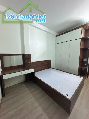 DÂN XÂY CHẮC CHẮN -BÁN GẤP NHÀ PHỐ TRẠM 40M- Ô TÔ ĐỖ CỔNG- FULL NỘI THẤT 6.X TỶ - 2