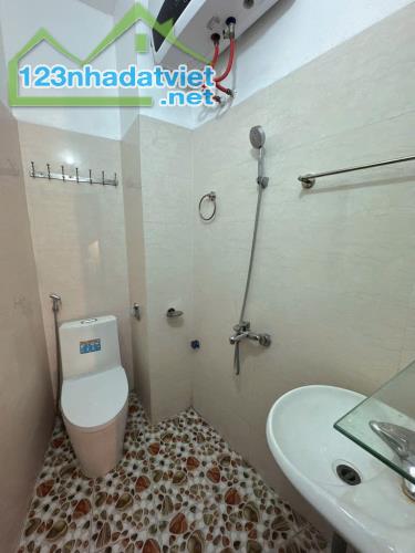 DÂN XÂY CHẮC CHẮN -BÁN GẤP NHÀ PHỐ TRẠM 40M- Ô TÔ ĐỖ CỔNG- FULL NỘI THẤT 6.X TỶ - 3