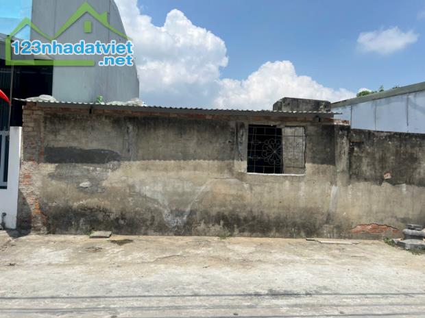 Lô đất đường Bê Tông 5m . Hoà Quý . DT:140m . Ngang hơn 8m . Giá : 2tỷ8 thương lượng