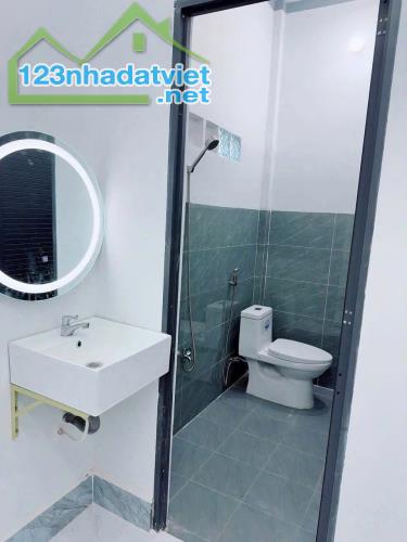 chủ kẹt tiền cần bán gấp nhà đất ngay trung tâm hóc môn - 1