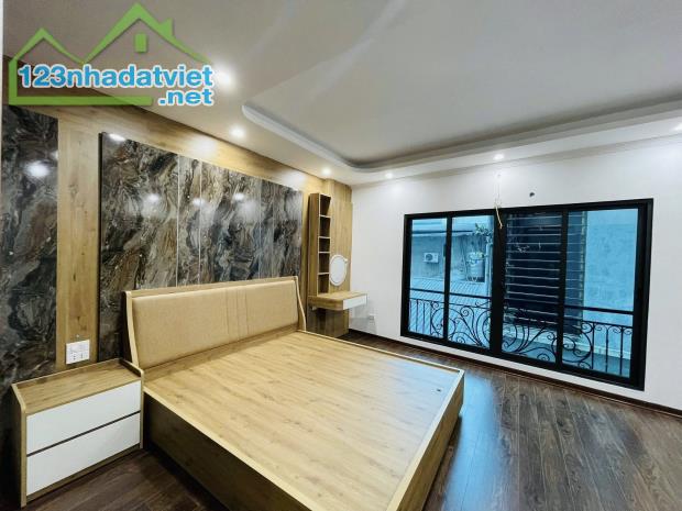 BÁN NHÀ TRẦN QUANG DIỆU ĐỐNG ĐA 40m 7T Mt 5m THANG MÁY NGÕ THÔNG KINH DOANH GIÁ 15.2 TỶ.