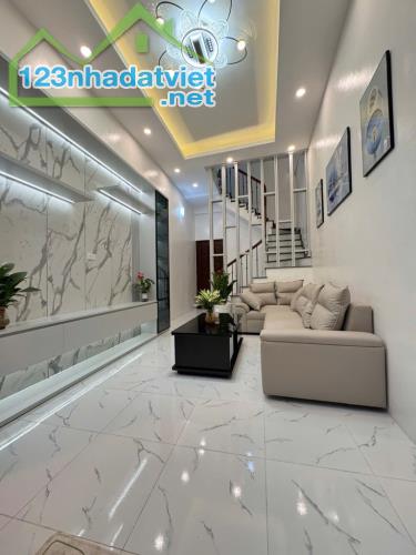 Bán nhà Thịnh Hào mặt ngõ thông gần phố nhà đẹp lô góc 2 thoáng ,nội thất xịn 35m giá 7.6