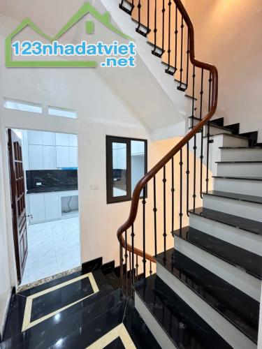Bán nhà Thịnh Hào mặt ngõ thông gần phố nhà đẹp lô góc 2 thoáng ,nội thất xịn 35m giá 7.6 - 1