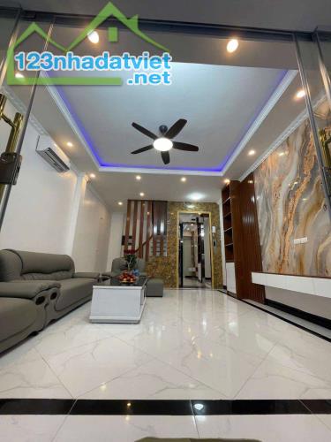 Bán nhà Phạm Văn Đồng 6 tầng 38m2 thang máy nhập, hai thoáng, ngõ rộng, kinh doanh, giá 8.