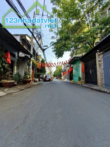 Bán nhà  Cấp 4, Hẻm xe hơi 8m Lê Văn Quới, DT: 8x20m, tiện xây, giá 13.9 tỷ.