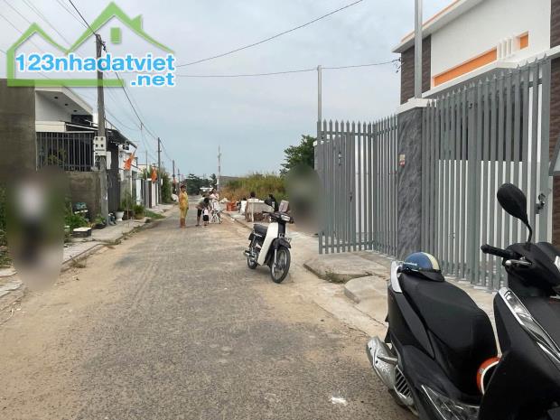BÁN LÔ ĐẤT ĐƯỜNG XE HƠI 4X25, GIÁ RẺ, SHR, ĐỨC HÒA, LONG AN