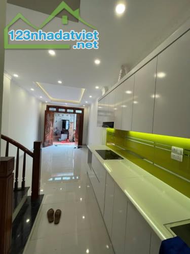 Bán Nhà Phố Tây Sơn 39,25m2 6 Tầng Ô Tô Qua Nhà Giá Chỉ Nhỉnh 7 Tỷ