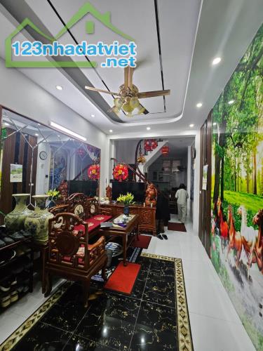 Nhà đẹp Cầu Giấy 40m - 8,x tỷ, dân xây, 2 thoáng trước sau, gần phố, ở ngay.