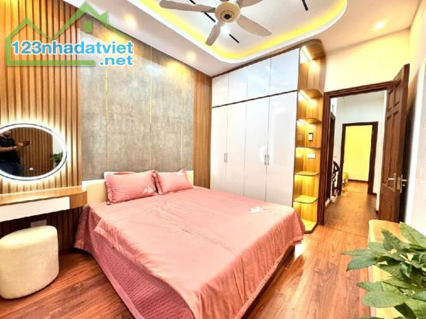 Nhà đẹp Cầu Giấy 40m - 8,x tỷ, dân xây, 2 thoáng trước sau, gần phố, ở ngay. - 1
