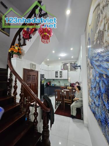 Nhà đẹp Cầu Giấy 40m - 8,x tỷ, dân xây, 2 thoáng trước sau, gần phố, ở ngay. - 3