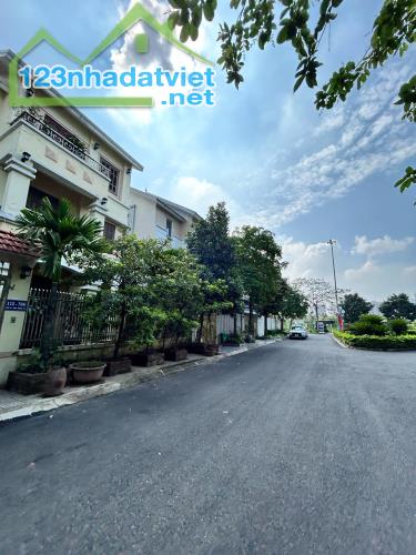 Bán biệt thự khu đô thị Đặng Xá-Gia Lâm, 225m2,4 tầng 2 mặt tiền  view vườn hoa - 1