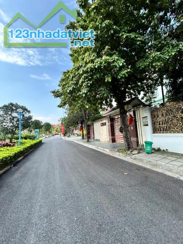 Bán biệt thự khu đô thị Đặng Xá-Gia Lâm, 225m2,4 tầng 2 mặt tiền  view vườn hoa