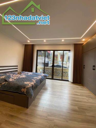 Nhà chia lô 5 tầng. 35M,MT4,5m. ngõ trước nhà 3M ,gía trên 5 tỷ tại Ngọc Thuỵ - 2