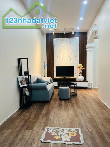 Nhà 2 tầng sạch đẹp mua bán vi bằng phố Đông Trà
