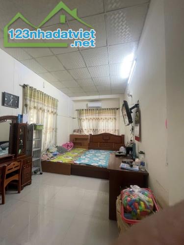 Nhà hẻm An Dương Vương gần giao lộ Võ Văn Kiệt và An Dương Vương. Bề ngang 8m, giá 7,23 tỷ - 1