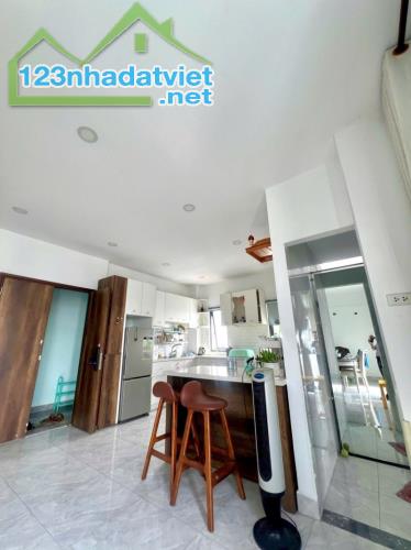 Bán căn hộ dịch vụ Bình Tân, Tỉnh lộ 10, hẻm xe tải, 193m2, 6 lầu, chỉ 29.x tỷ - 2