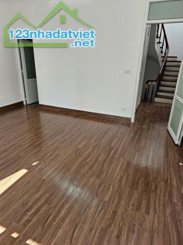 Nhà Nguyễn Khang, Cầu Giấy. 53mx4; MT 5m; 7PKK; Giá 10.3 tỷ  NHÀ DÂN XÂY, NỞ HẬU