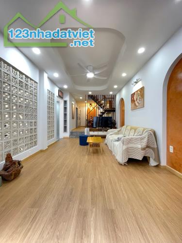 Nhà Phạm Ngũ Lão, P.3, GV. DT: 4m x 15m trệt 2 lầu nhà mới, giá 5,890ty TL - 2