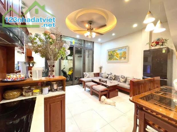 Nhà sát chợ Ngọc Thụy, 56,8 m, 5 tầng, khu vực nhiều khách tìm kiếm. - 1