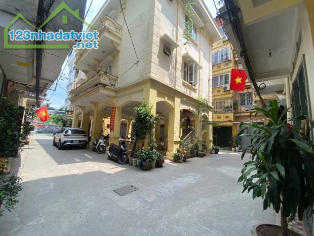 Siêu hiếm ô tô đỗ cửa Vũ Tông Phan ngõ thông gần phố gần hồ 5T 33m2 ở cho thuê 12tr/ tháng