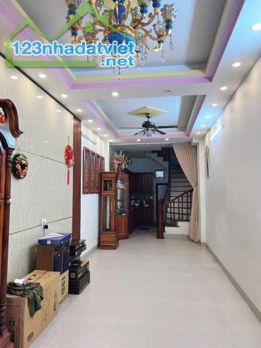 Bán nhà Lạc Long Quân- 35m x5T- mới xây- ở ngay- gần Hồ Tây- 7 tỷ hơn