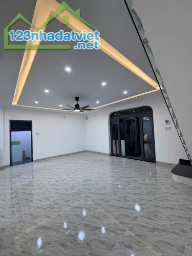 BÁN NHÀ 2 TẦNG MỚI HẺM CÂY DUỐI - PHÚ ÂN NAM 3
- DT: 62,8m2 ngang 8,8m. DTSD: 125m2 , 2