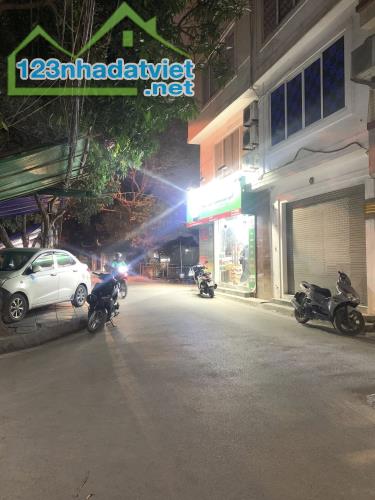 Bán nhà ngõ 144 Quan Nhân, ô tô tải tránh nhau trước nhà, kinh doanh view hồ, nhà dân xây