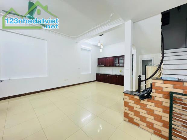 BÁN NHÀ ĐẸP LONG BIÊN – Ở NGAY – NGÕ Ô TÔ – GẦN AEON MALL – MẶT TIỀN RỘNG – SỔ VUÔNG - 1