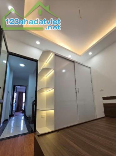 🔥CỰ KHỐI - NHÀ 37M² MỚI TINH FULL NỘI THẤT - 5,9 TỶ - Ô TÔ VÀO TẬN CỬA - 2
