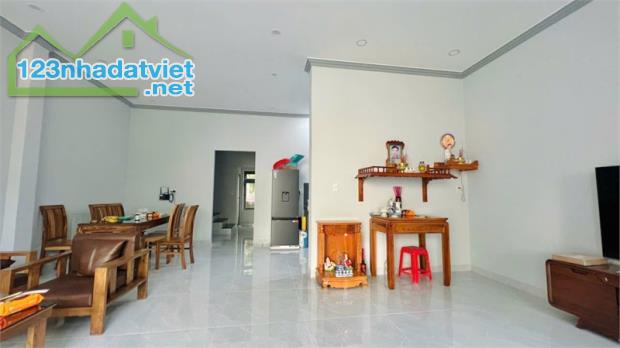 NP130 bán nhà đẹp 1 trệt 1 lầu gồm 3pn, dân cư dân trí cao, dễ dàng di chuyển nhiều tiện