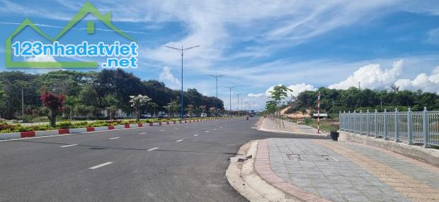CẦN TIỀN BÁN GẤP 4000M2 ĐẤT GẦN BIỂN KẾ BÊN DỰ ÁN SUNGROUP GIÁ 20TR/M2