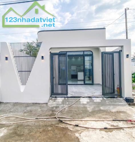 chủ ngộp cần bán gấp lại căn nhà cấp 4 sổ hồng riêng full thổ cư nhà đẹp như mới