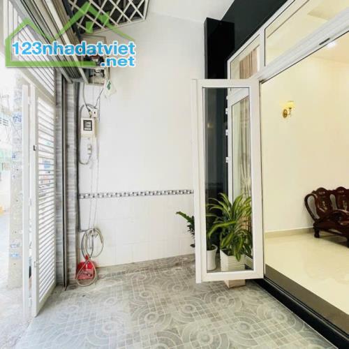 NHỈNH 6TỶ HẺM XE HƠI 3 TẦNG 65m2 4X16m GẦN CHỢ HẠNH THÔNG TÂY KHU VIP