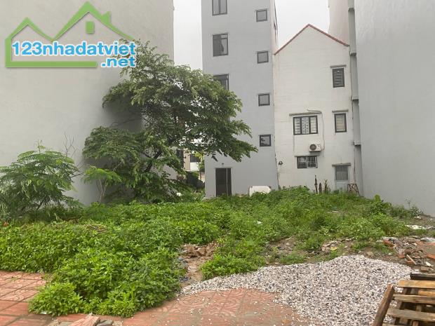 Bán đất TDC Ngọc Thụy, Long Biên 45m2, mt 4.2 m, view công viên, kinh doanh , giá chào