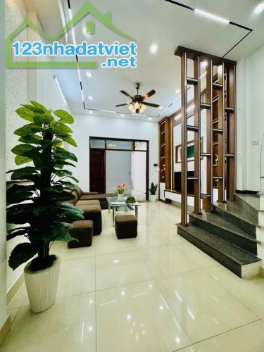 BÁN NHÀ PHÂN LÔ NGUYỄN VĂN HUYÊN CẦU GIẤY ÔTÔ VÀO NHÀ KINH DOANH THÔNG SÀN THANG MÁY50M 6T