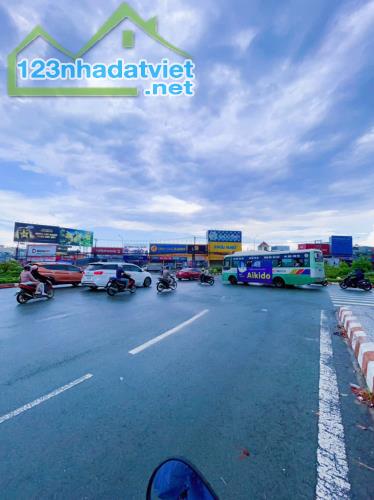 Bán nhà mặt tiền Bùi Văn Hòa gần KCN BH2, An Bình, Biên Hòa, 300m2, giá 28 tỷ.