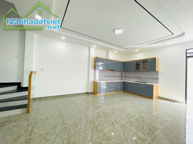 BÁN NHÀ 3 TẦNG HẺM Ô TÔ GẦN CHỢ VĨNH HẢI
- DT: 107,5m2 . DTSD: 201m2
- 
- Giá bán : 5 - 1