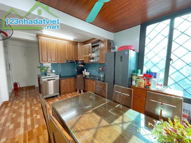 QUẬN 1 PHƯỜNG TÂN ĐỊNH - BÁN NHÀ XINH 5 TẦNG, HẺM Ô TÔ 4M THÔNG, NGAY KHU BÀN CỜ TRẦN KHẮC - 2