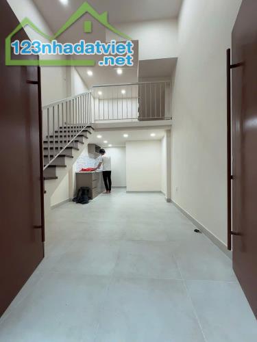 Nhà xinh sát mặt tiền trung tâm Q4
có 3 tỷ