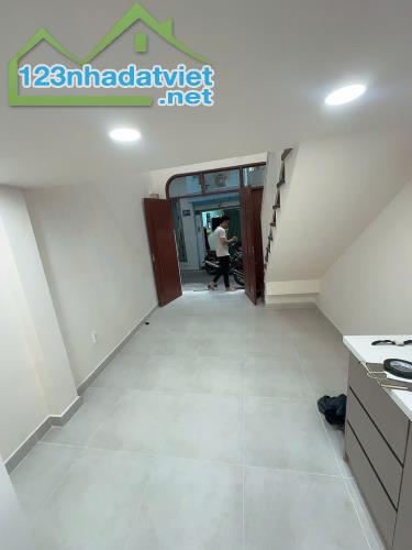 Nhà xinh sát mặt tiền trung tâm Q4
có 3 tỷ - 1