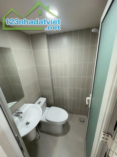 Nhà xinh sát mặt tiền trung tâm Q4
có 3 tỷ - 2