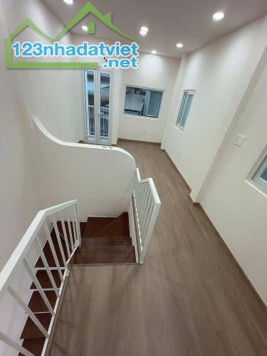 Nhà xinh sát mặt tiền trung tâm Q4
có 3 tỷ - 3