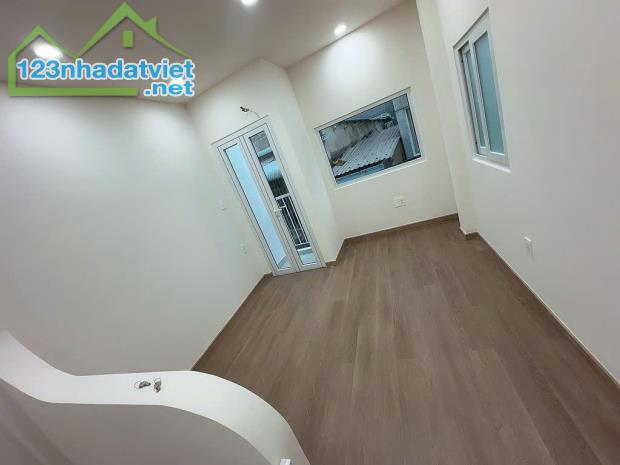 Nhà xinh sát mặt tiền trung tâm Q4
có 3 tỷ - 4