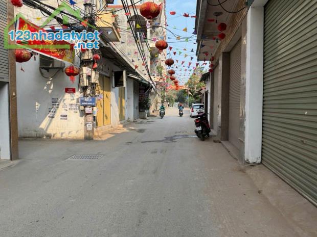 CHỦ CẦN BÁN GẤP MẢNH ĐẤT NGHĨA LỘ -YÊN NGHĨA - OTO ĐỖ CỬA + VÀO NHÀ - GẦN PHỐ