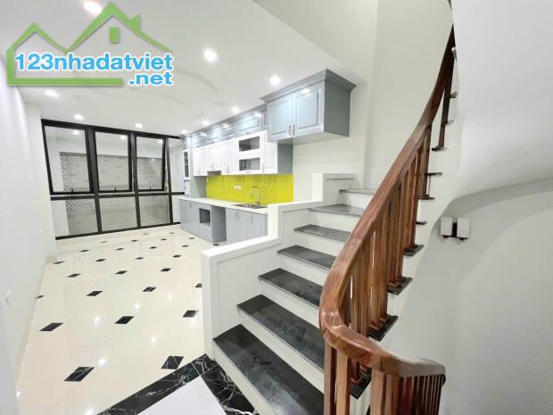 BÁN NHÀ KIM GIANG THANH XUÂN 8.5 TỶ 38M ĐẬP HỘP MỚI ĐẸP 1 CĂN ĐỘC LẬP THANG MÁY 20M Ô TÔ - 2