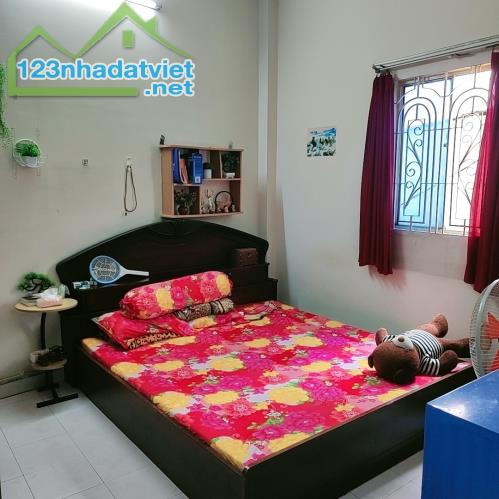 NGAY KHU VIP NGUYỄN VĂN TRỖI PHÚ NHUẬN, SÁT MẶT TIỀN, DT 45M2 2 LẦU BTCT 3PN, NỞ HẬU