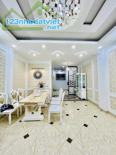 Bán nhà phố Nguyễn Ngọc Nại DT: 41m x 7tầng MT:4m Ôtô 7 chỗ vào nhà