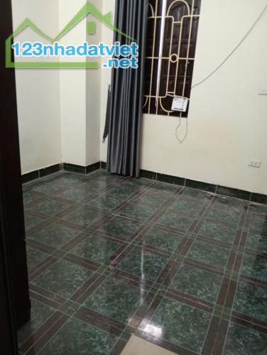 Siêu hiếm, cho thuê nhà ngõ 192 Lê Trọng Tấn 2.5 tầng x 25m2, 5 Triệu ở gđ, nhóm ít người - 1